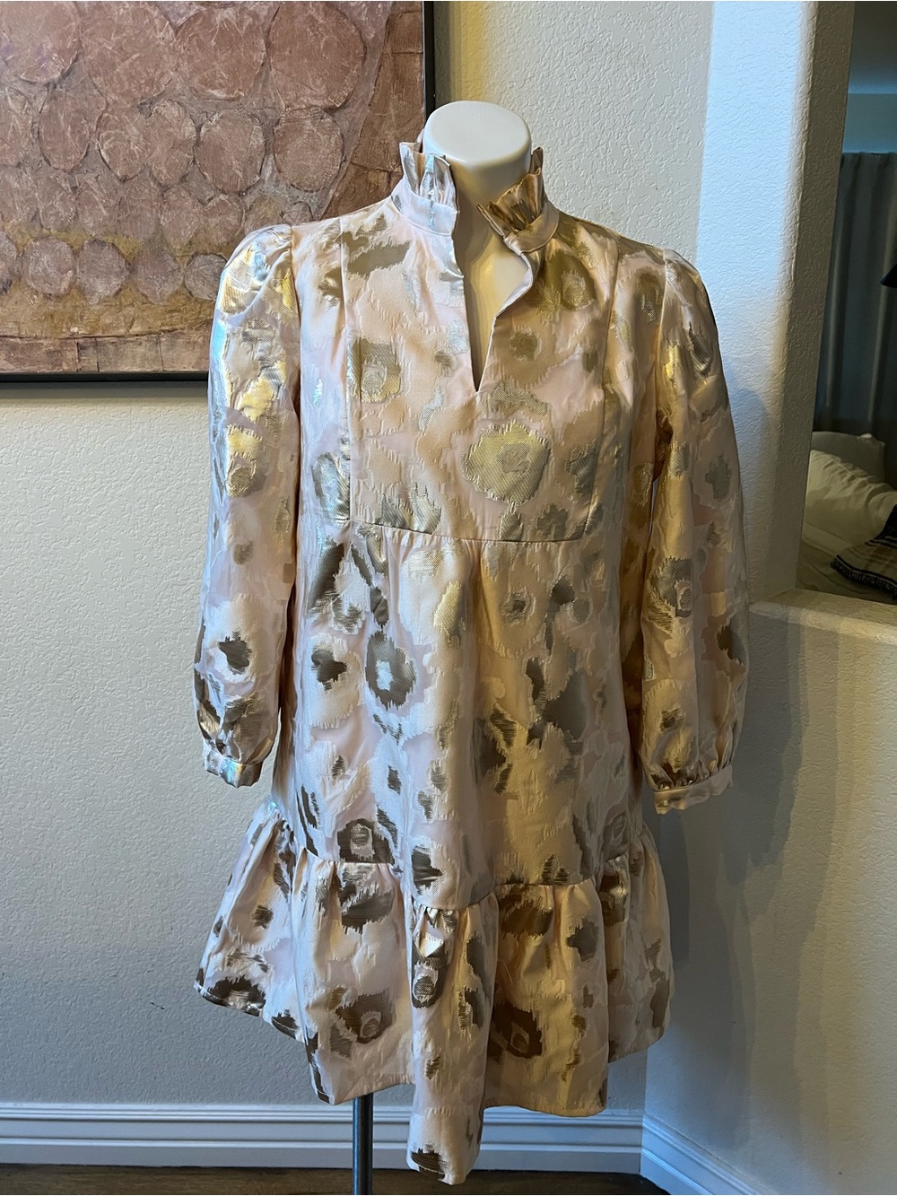 Tucker buck sz L Women’s cram gold Metallic Floral Satin Tunic Dress